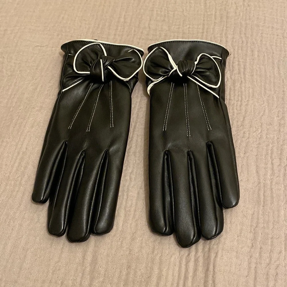 Black gloves with bowl .